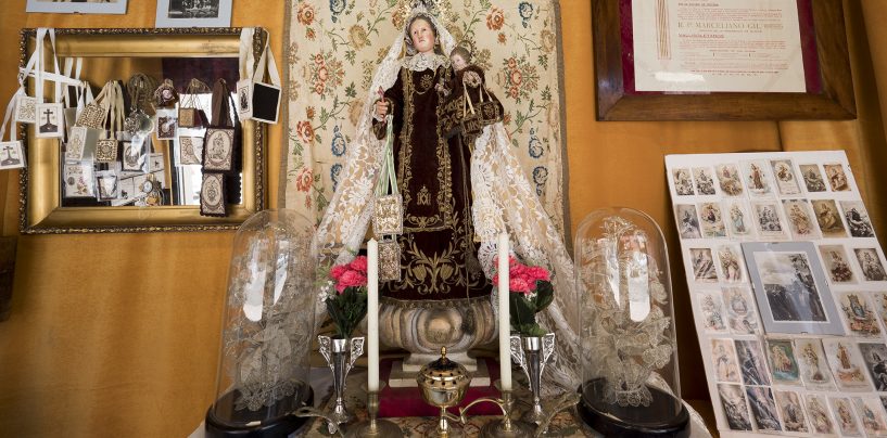 Restauraciones y tapizados Angulo dedica su escaparate a la Virgen del Carmen
