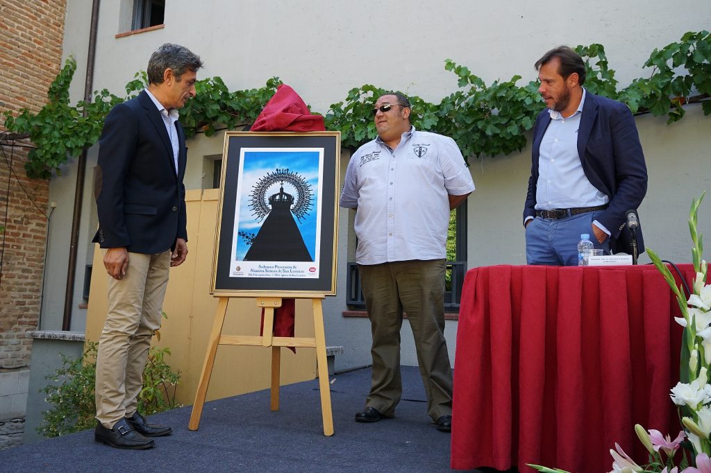 Leopoldo Adiego, el diseñador del cartel y Oscar Puente durante la presentación