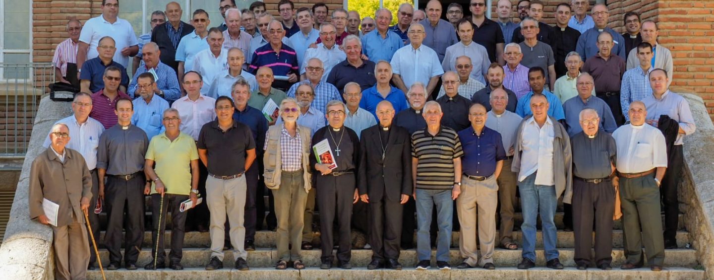 Cerca de un centenar de sacerdotes asisten en Villagarcía al encuentro de principios de curso convocado por don Ricardo