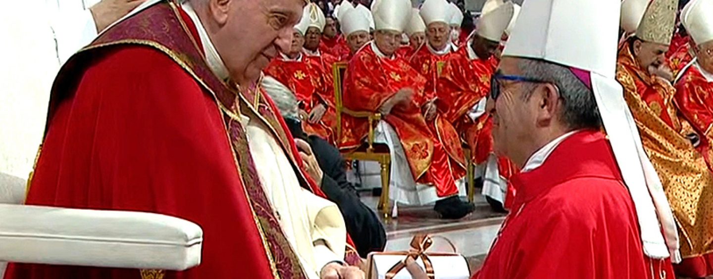 Monseñor Luis Argüello recibe el palio arzobispal de manos del Papa Francisco
