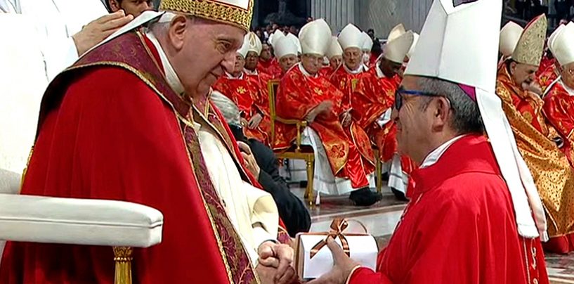 Monseñor Luis Argüello recibe el palio arzobispal de manos del Papa Francisco