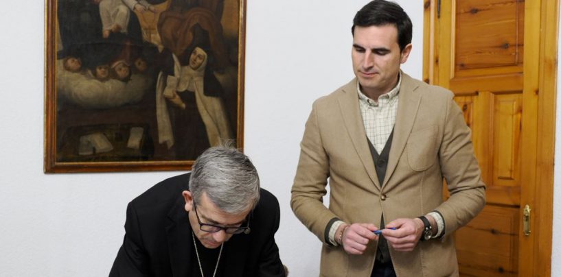 La Archidiócesis de Valladolid y el Ayuntamiento de Medina del Campo firman el convenio de cesión del uso del atrio de la iglesia Colegiata de San Antolín