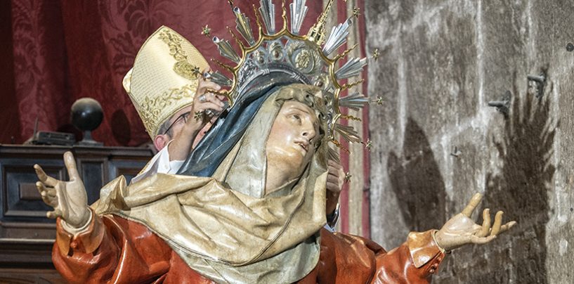 Don Luis Argüello corona la imagen de Nuestra Señora de los Dolores de la Vera Cruz